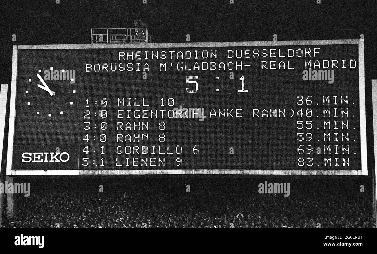 The final result 5: 1 on the scoreboard in the Rheinstadion Duesseldorf, feature, symbol photo, edge motif, SW-recording, football UEFA Cup first leg Borussia Monchengladbach - Real Madrid 5: 1 on November 27, 1985 in the Rheinstadion Duesseldorf, Â Stock Photo