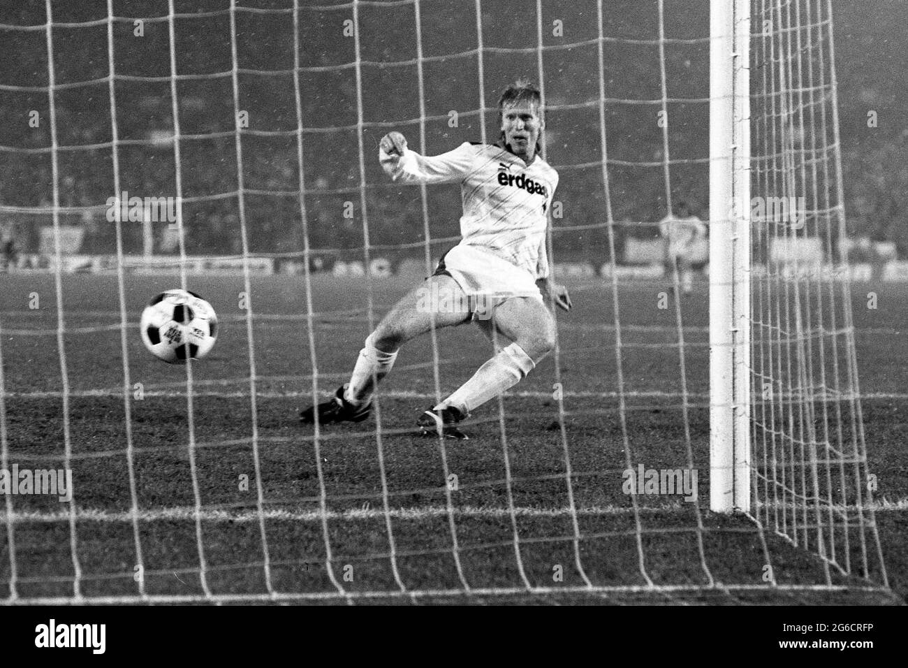 Uwe RAHN (Borussia Monchengladbach) shoots the goal to 4: 0, action, SW recording, football UEFA Cup first leg Borussia Monchengladbach - Real Madrid 5: 1 on November 27, 1985 in the Rheinstadion Duesseldorf, Â Stock Photo