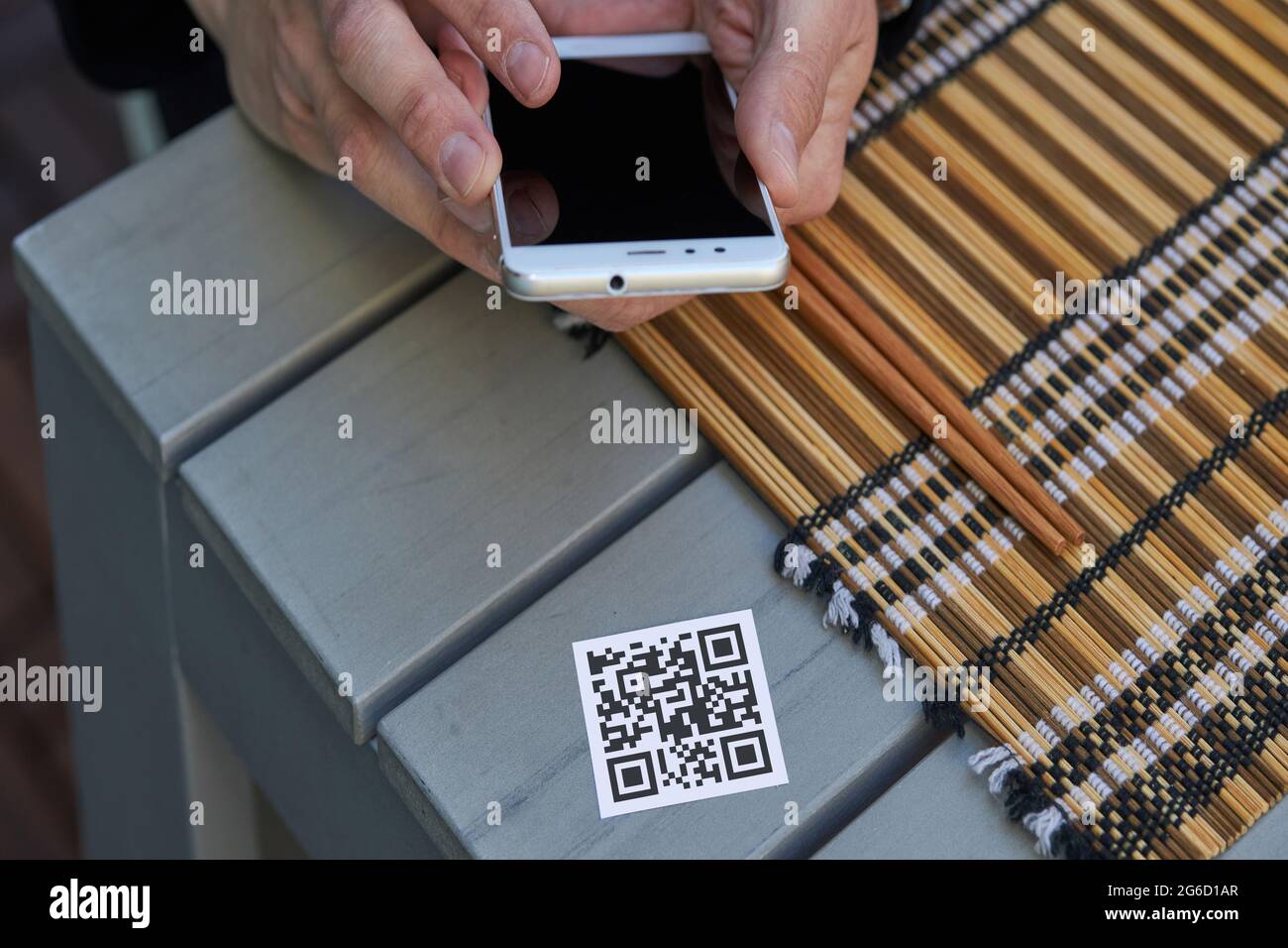 Man scanning restaurant menu hi-res stock photography and images - Alamy