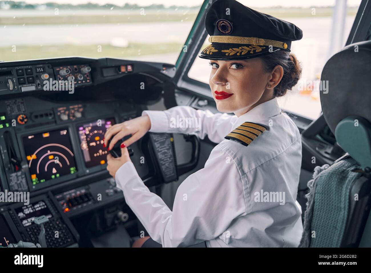 Lady pilot posing for the camera in the cockpit Stock Photo - Alamy