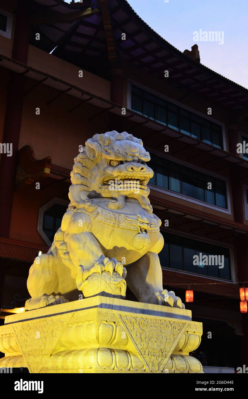 imperial-guardian-lion-statue-in-a-chinese-temple-stock-photo-alamy