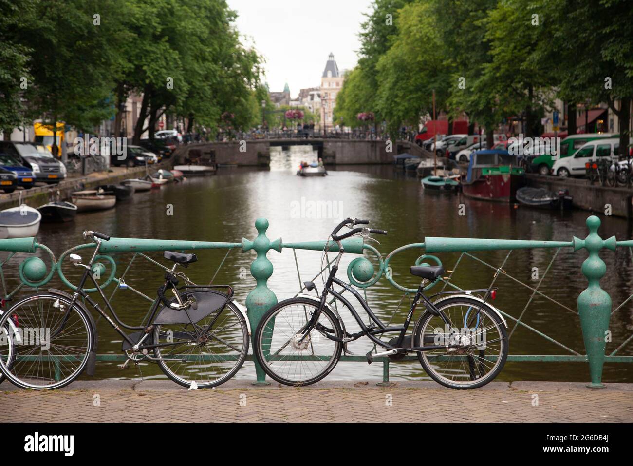 Barcos amsterdam hi-res stock photography and images - Alamy