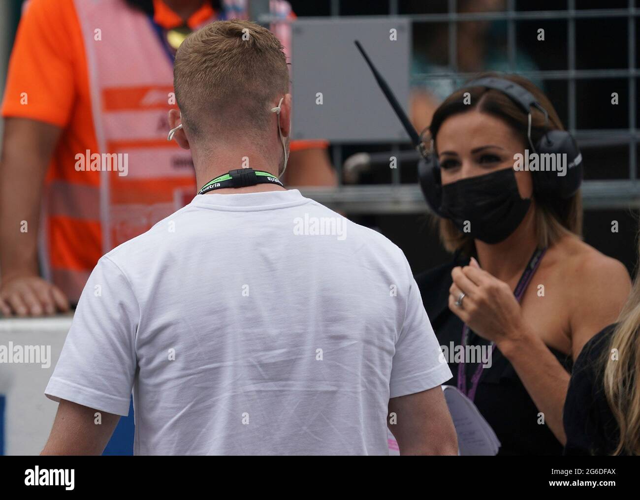 04.07.2021, Red Bull Ring, Spielberg, Formula 1 BWT Grosser Preis von  Österreich 2021, in the picture The British Formula 1 reporter Natalie  Pinkham confuses the German soccer player Timo Werner and makes