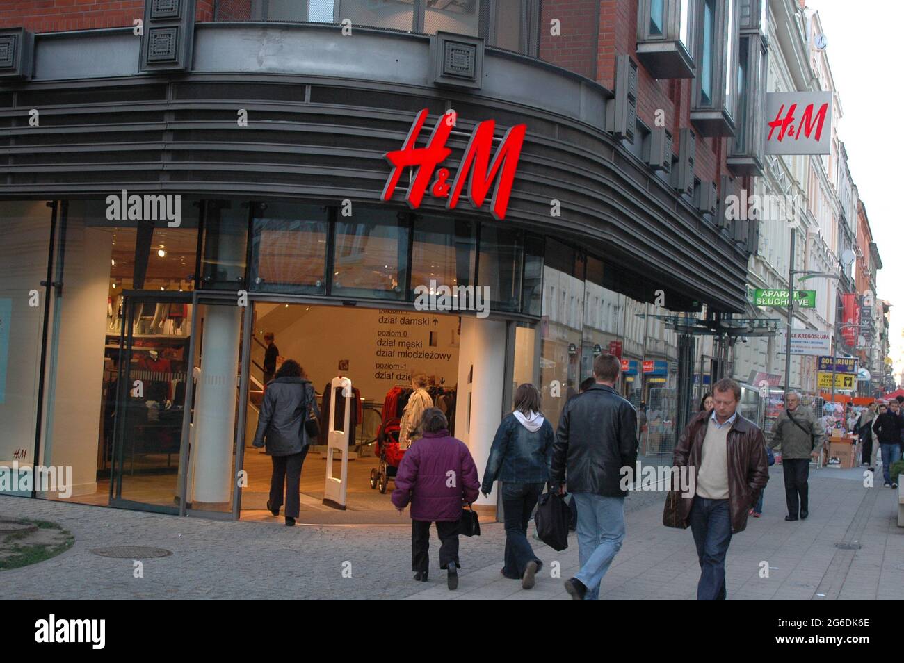 H&m hennes & mauritz hi-res stock photography and images - Page 13 - Alamy