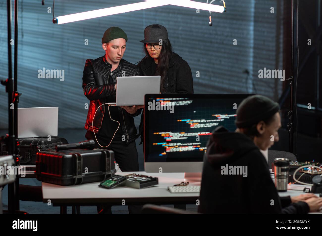 Computer programmers two hi-res stock photography and images - Alamy