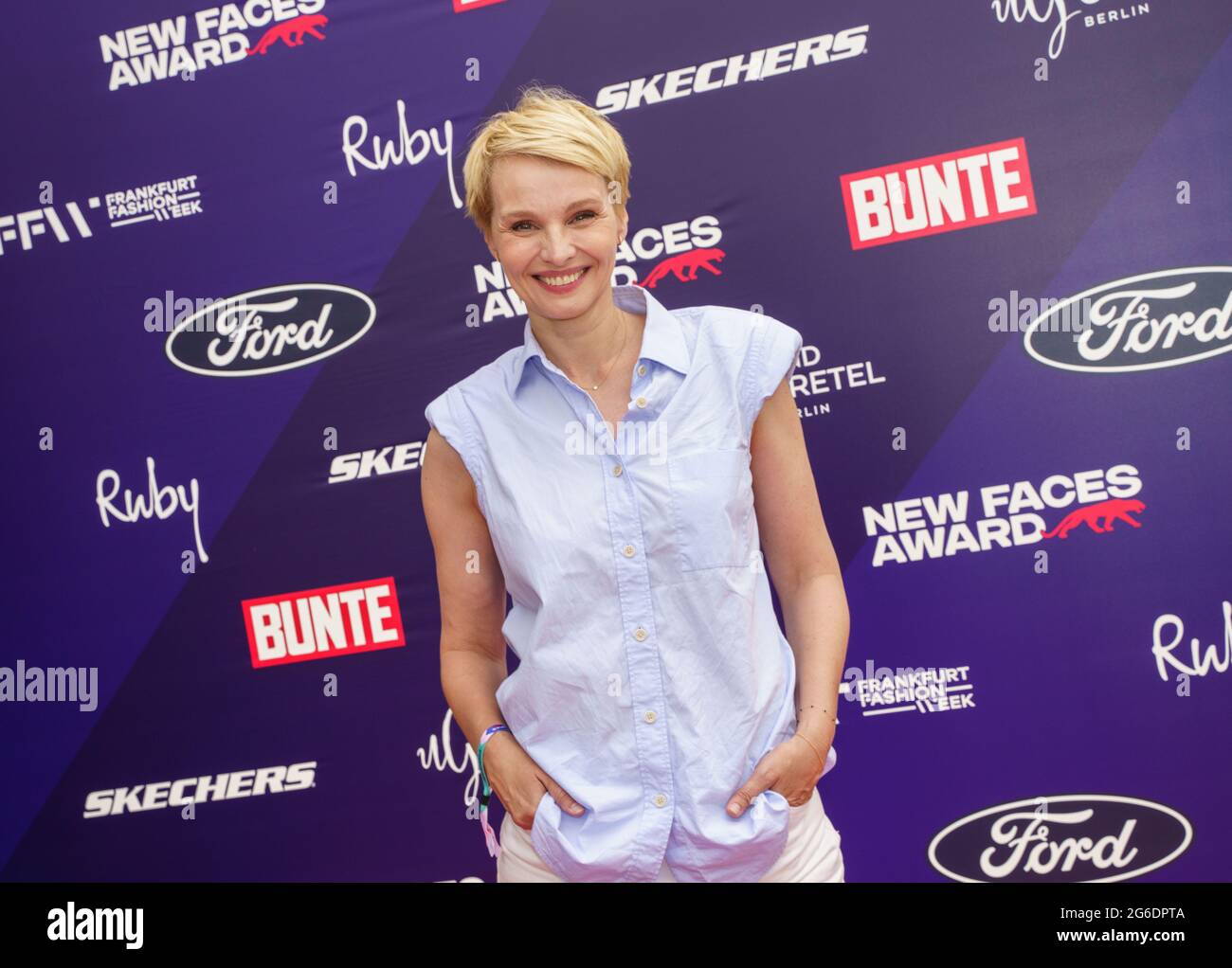 05 July 2021, Hessen, Frankfurt/Main: Presenter Susan Atwell stands on the red carpet at the presentation of the 'Bunte New Faces Award Style' at a hybrid event on the roof terrace of a Frankfurt hotel. Start of the Frankfurt Fashion Week, which takes place for the first time in Frankfurt, but digitally. Photo: Frank Rumpenhorst/dpa Stock Photo