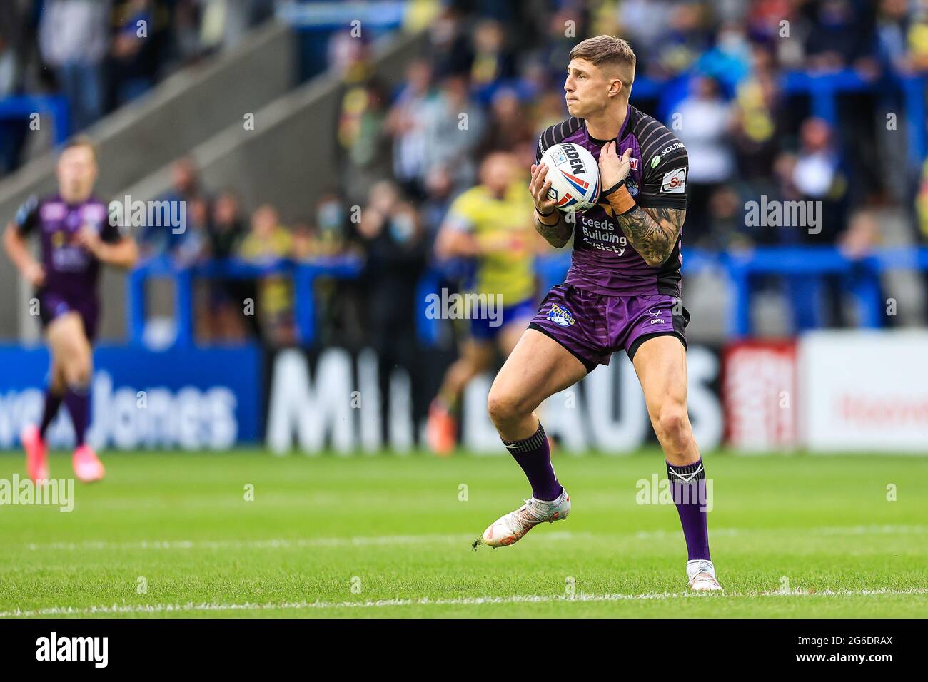 Liam Sutcliffe (15) of Leeds Rhinos catches the ball Stock Photo