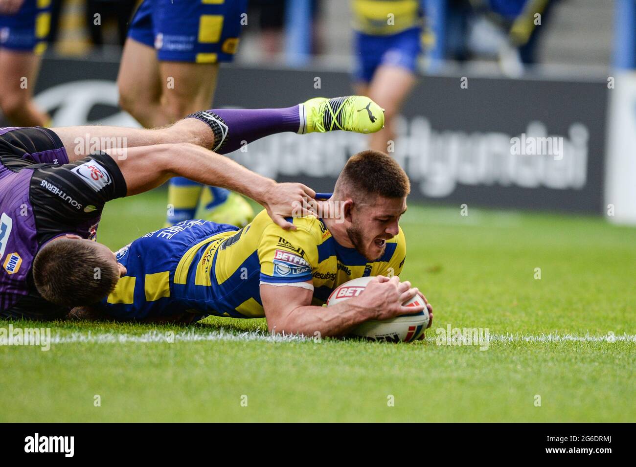 Warrington, England - 5 July 2021 - Danny Walker (16) of Warrington Wolves scores a try during the Rugby League Betfred Super League Warrington Wolves vs Leeds Rhinos at Halliwell Jones Stadium, Warrington, UK  Dean Williams/Alamy Live Stock Photo