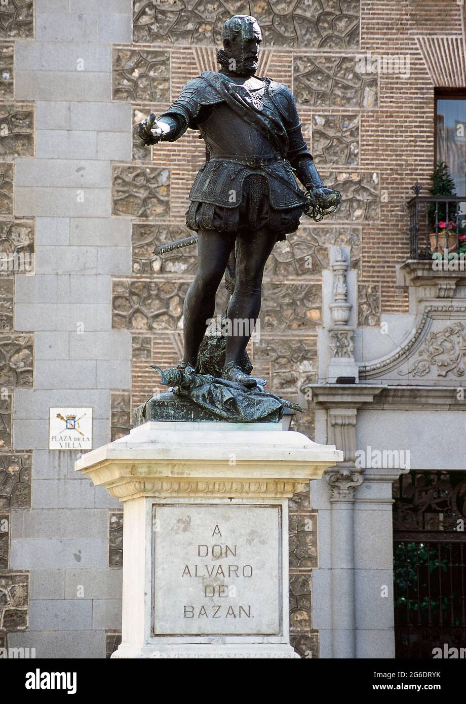 Alvaro de Bazán (Marquis of Santa Cruz) (1526-1588). Spanish marine and military. Admiral of Philip II. He led the taking of Tunis. In Lepanto he commanded the reserve fleet. Statue of Alvaro de Bazán, made in bronze by Mariano Benlliure (1862-1947). It was inaugurated by the Queen Regent María Cristina on 13 December 1891. It is located in the Plaza de la Villa in Madrid. Spain. Stock Photo