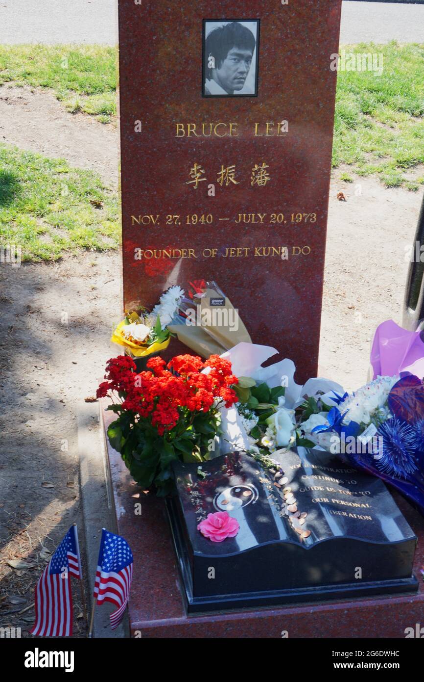Grave site of martial artist and actor Bruce Lee in Lake View Cemetery Stock Photo