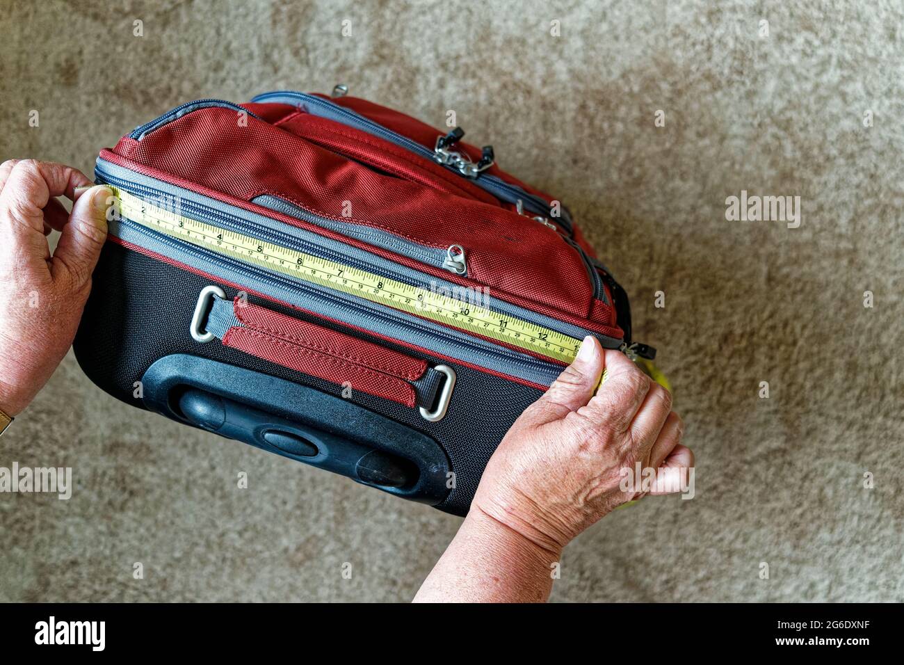 Carry on luggage size hires stock photography and images Alamy