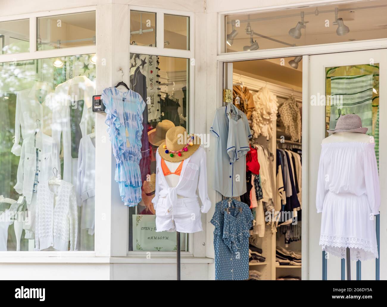 Clothing store front hi-res stock photography and images - Page 2 - Alamy