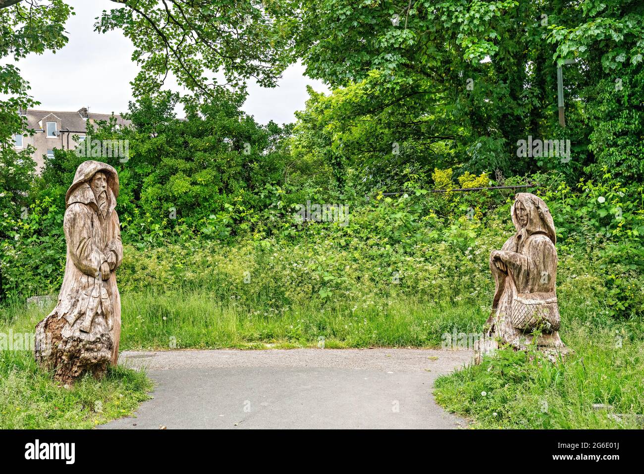 Chainsaw carving of Fisherman and his Lady by Tim Burgess at Holy Trinity churchyard, Morecambe, Lancashire Stock Photo