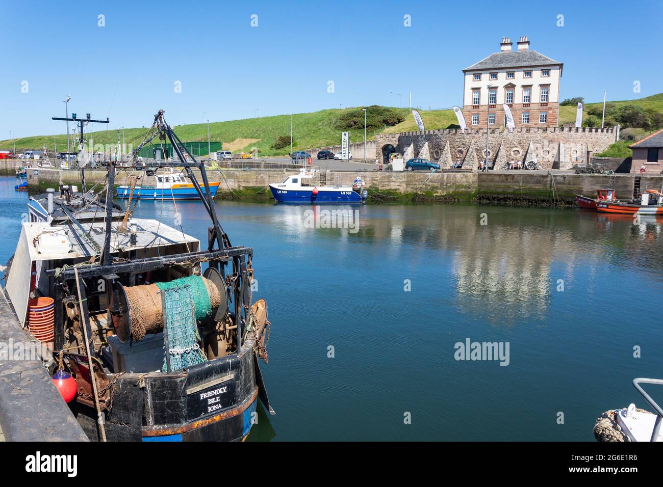 Eyemouth harbour berwickshire scotland gunsgreen hi-res stock ...