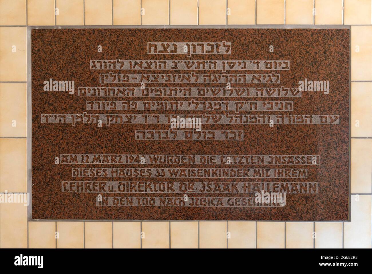 Memorial plaque to the teachers and orphans deported by the Nazi regime in 1942, synagogue, Fuerth, Middle Franconia, Bavaria, Germany Stock Photo