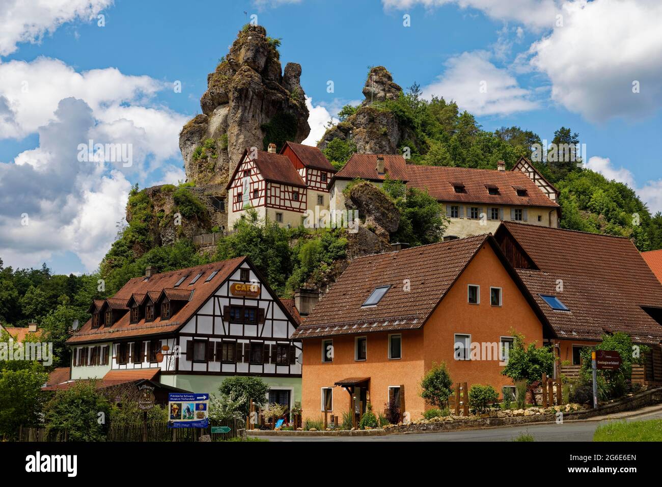 Rock village or church village Tuechersfeld, striking flag rock, circulating mountain, half-timbered house, district of Pottenstein, Puettlachtal Stock Photo