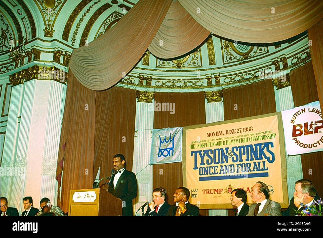 Michael Spinks at press conference to announce 1988 fight against Mike Tyson. Stock Photo
