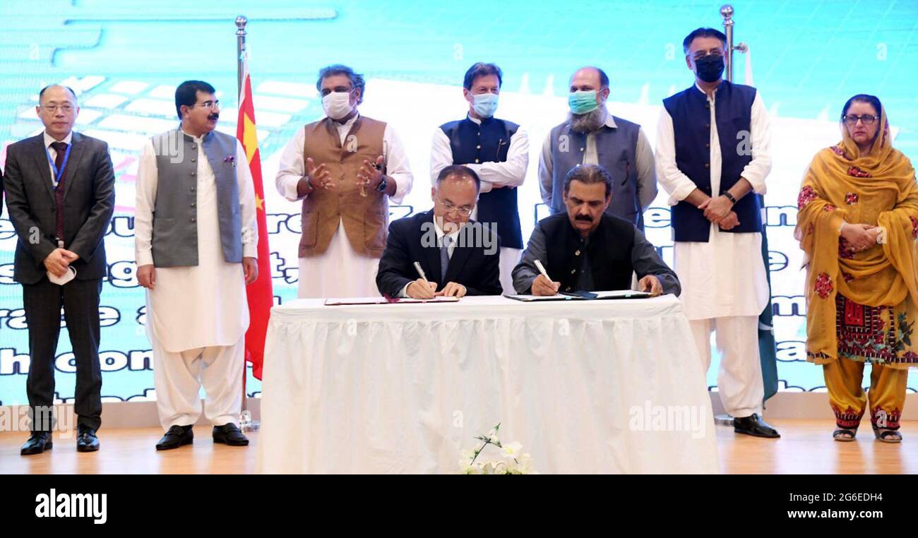(210705) -- GWADAR (PAKISTAN), July 5, 2021 (Xinhua) -- Pakistani Prime Minister Imran Khan (C, Rear) witnesses a signing ceremony of a Memorandum of Understanding between China and Pakistan in Gwadar, Pakistan, on July 5, 2021. Imran Khan said Monday that his country can benefit from Chinese expertise for development and economic stability as China has achieved rapid development and is getting stronger with each passing day. (Pakistani Press Information Department/Handout via Xinhua) Stock Photo