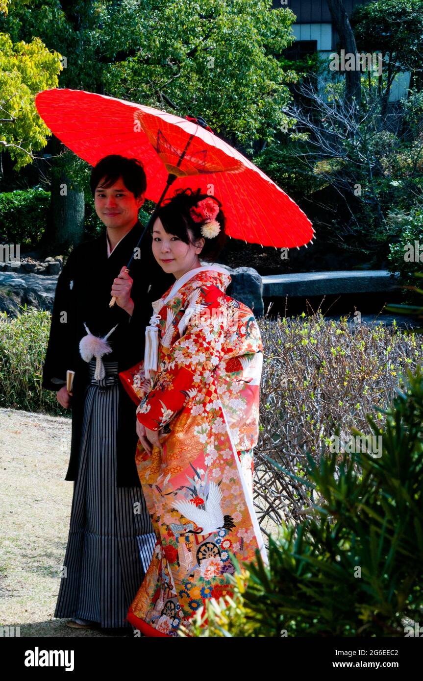 https://c8.alamy.com/comp/2G6EEC2/lovely-japanese-couple-in-traditional-shinto-style-wedding-kimono-hers-a-rich-brocade-of-cranes-symbolic-of-longevity-2G6EEC2.jpg