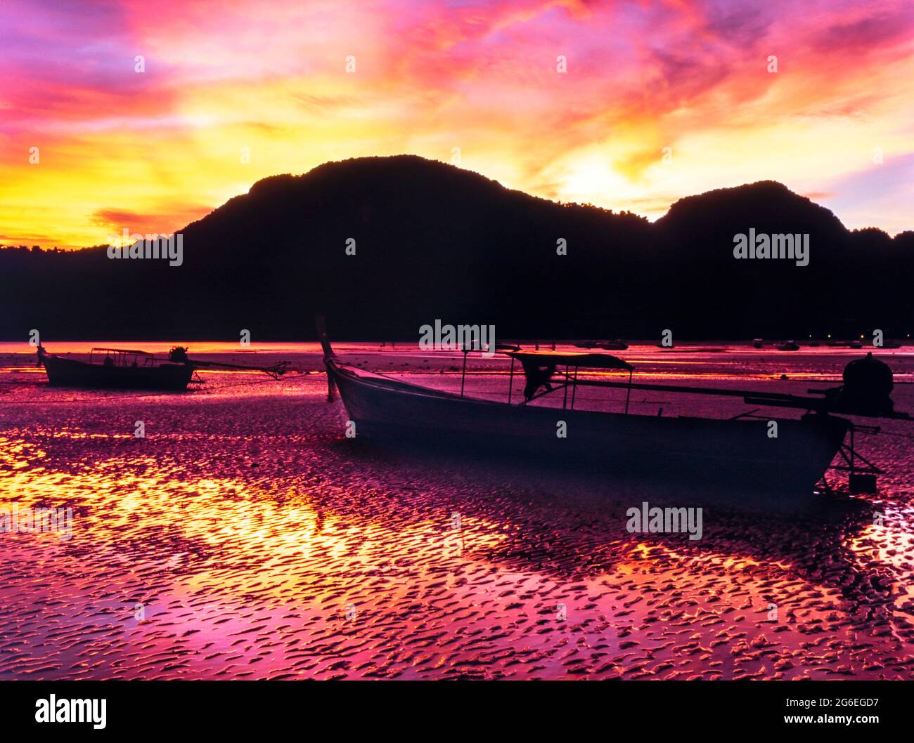Fishing boats low tide hi-res stock photography and images - Alamy