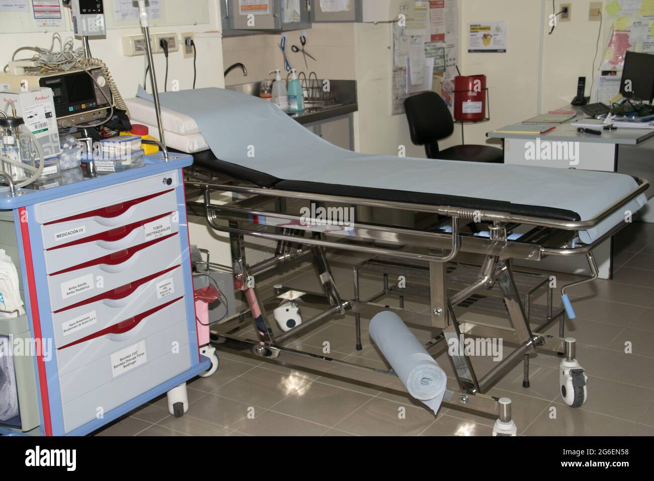 Emergency room with medical equipment Stock Photo Alamy