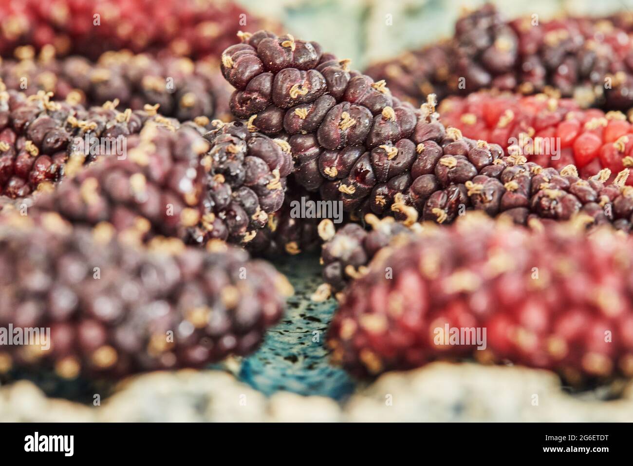 Afghan mulberry black and red lying on plate, close-up Stock Photo