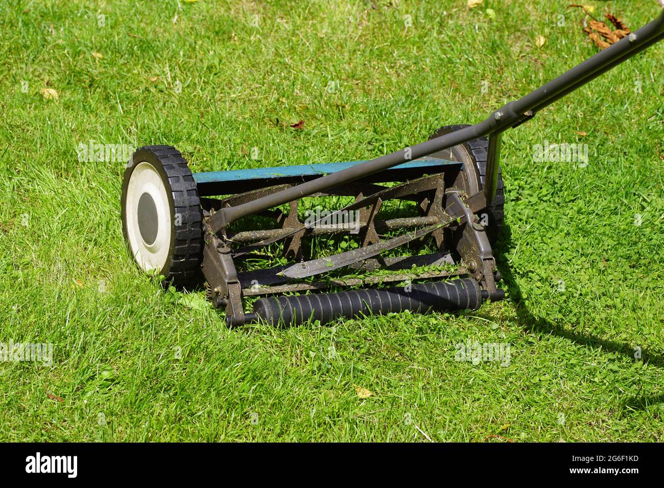 Manual hand grass cutter hi-res stock photography and images - Alamy