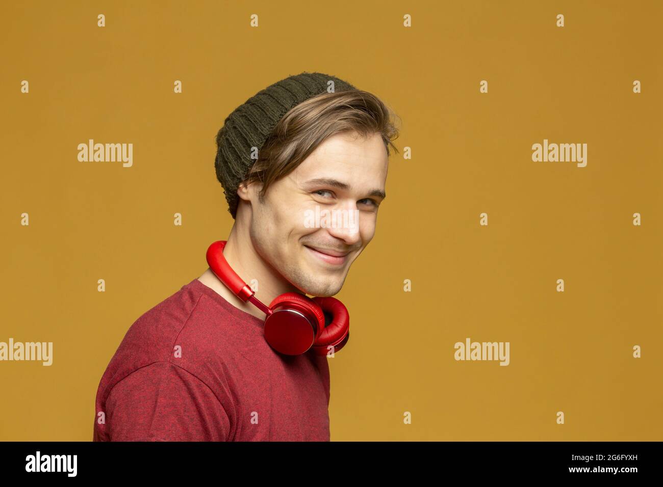 Studio portrait of young man hi-res stock photography and images - Alamy