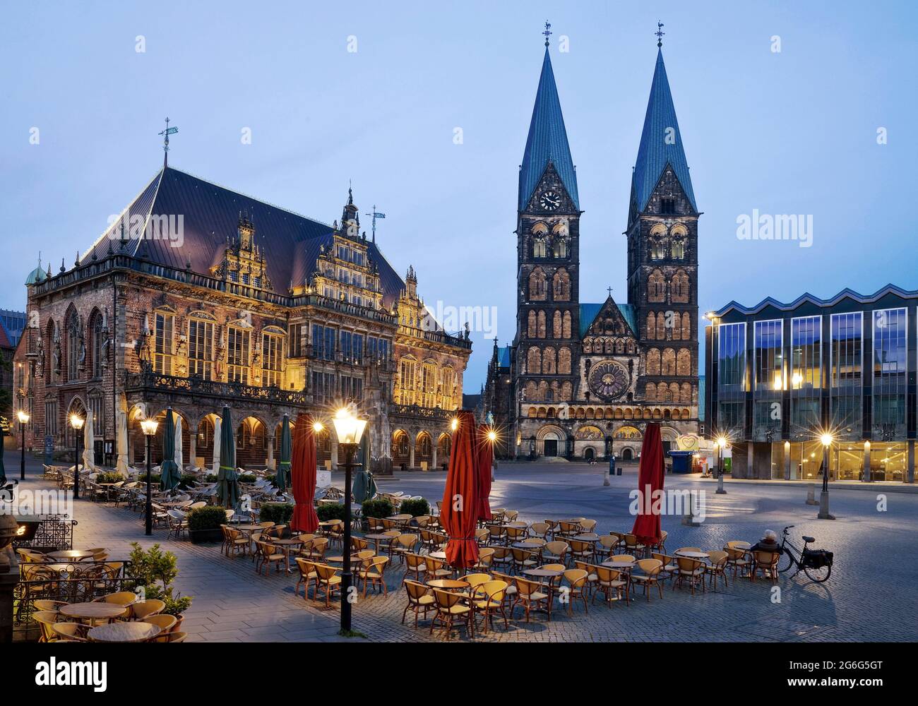 market puelace with town hall, St. Petri Cathedral and parliament ...