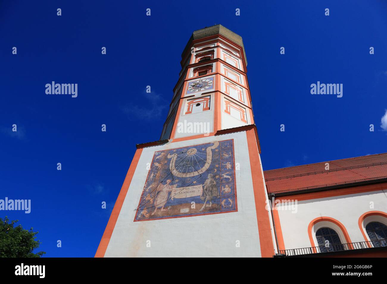 Sonnenuhr am Kirchturm, Kloster Andechs ist heute Teil der Benediktinerabtei Sankt Bonifaz in München, die Benediktinermönche auf dem Heiligen Berg Ba Stock Photo