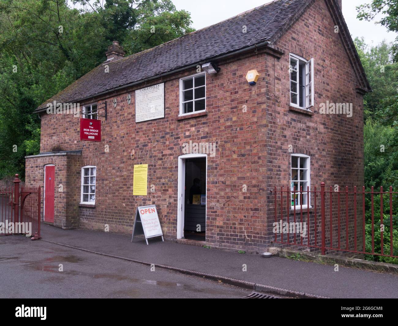 Selling tickets for entrance to museums hires stock photography and