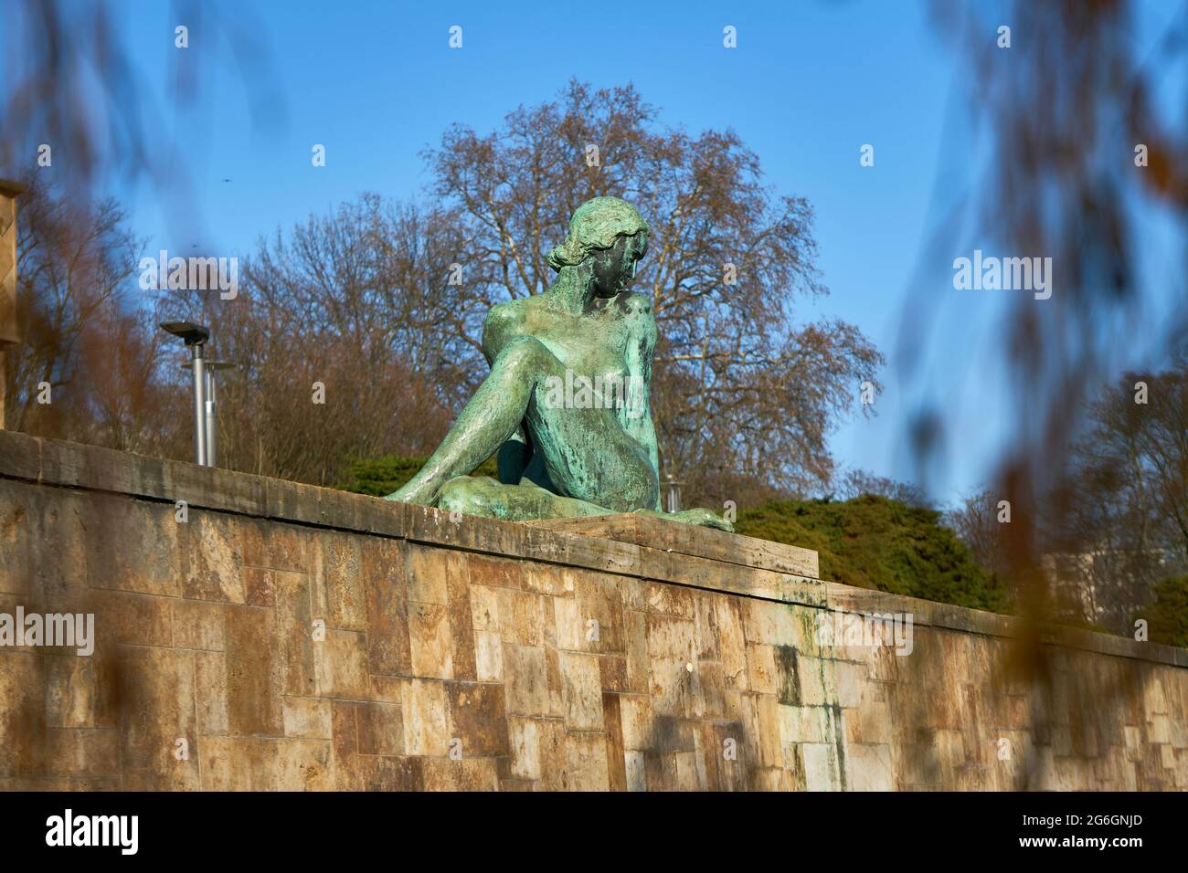 Am Wasser, Skulptur einer Frau, Akt aus Bronze von Fritz Klimsch, ehemaliges IG-Farben Haus, Westend Campus, Goethe-Universität, Frankfurt am Main, De Stock Photo