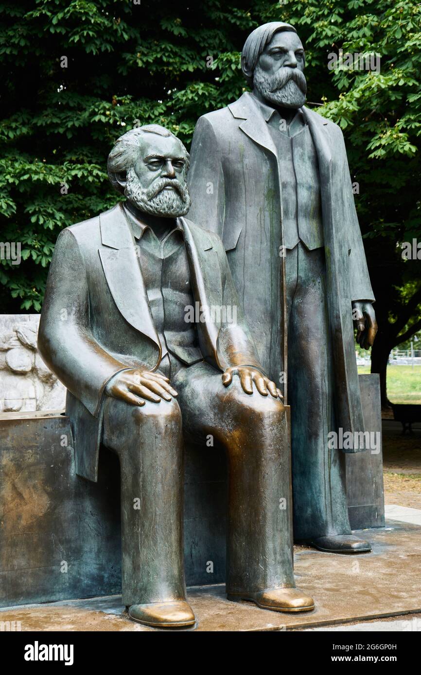 Denkmal für Karl Marx und Friedrich Engels, von Ludwig Engelhardt, Teil von dem  Skulpturenensemble Marx-Engels-Denkmal, Marx-Engels-Forum, Berlin Mit Stock Photo