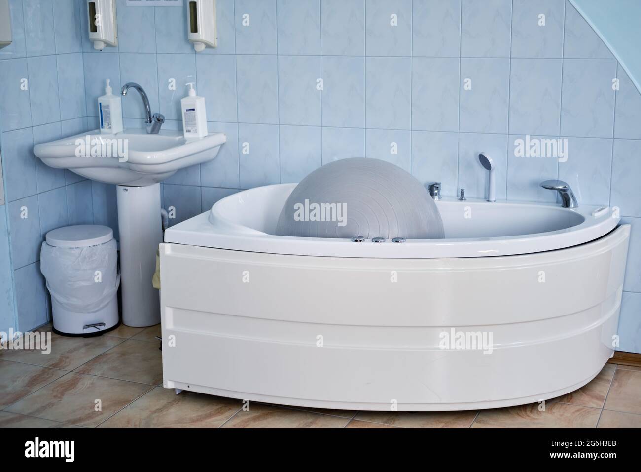 Nurse hospital bath hires stock photography and images Alamy