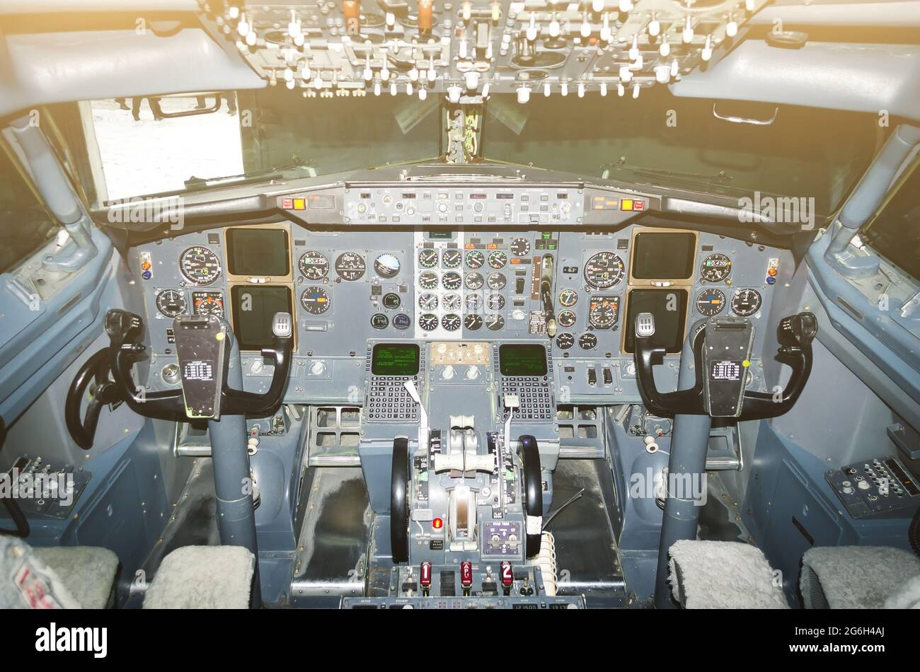 Business jet cockpit pilots hi-res stock photography and images - Alamy