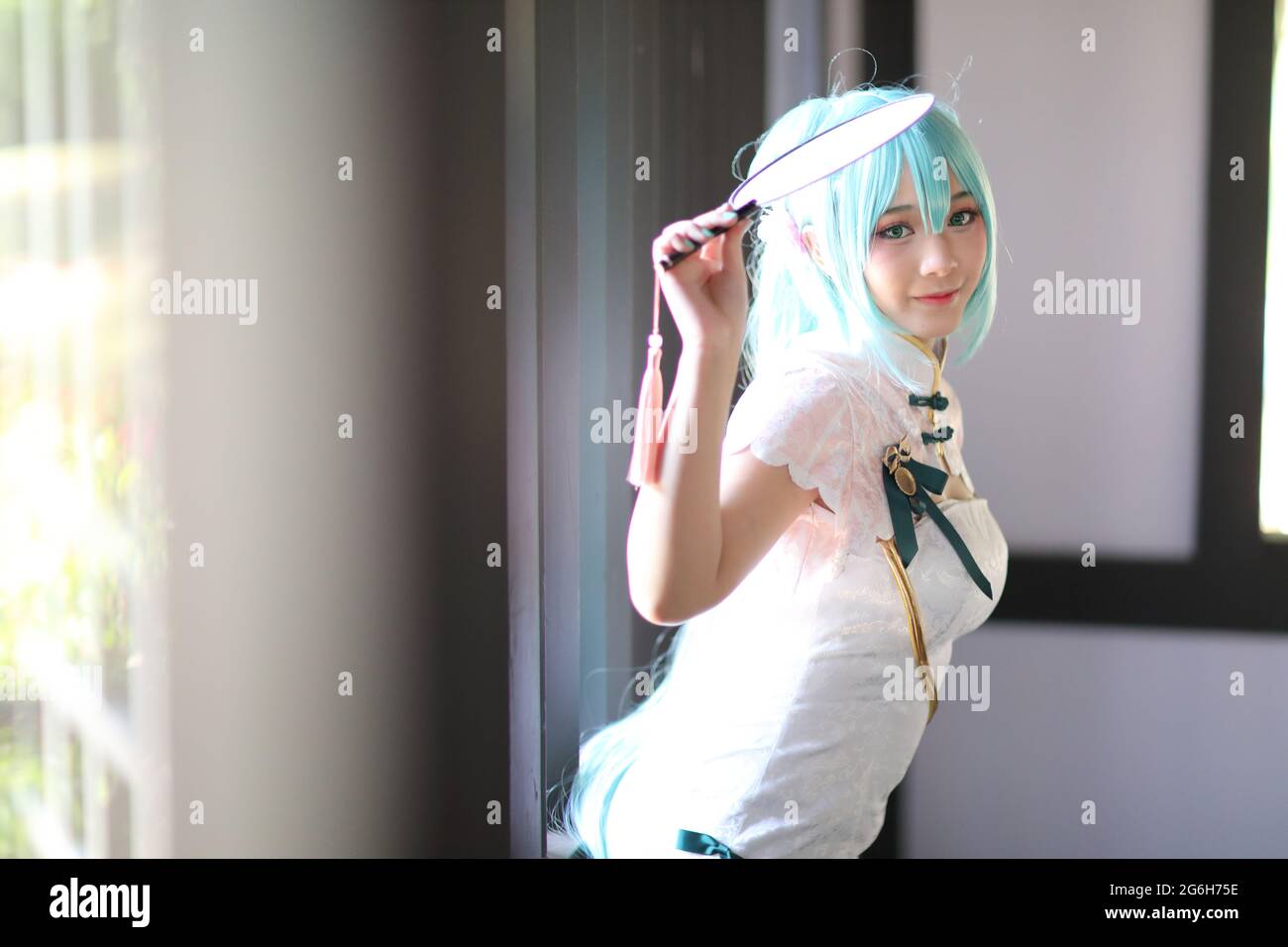 Japan anime cosplay portrait of a girl with chinese dress costume in  chinese garden foto de Stock