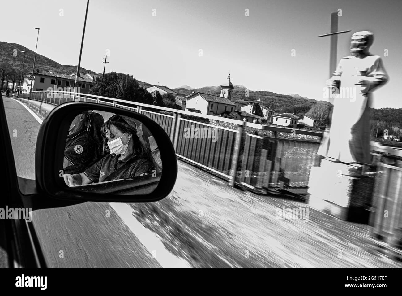 LUCCA, TUSCANY - ITALY 2020: Temporary volunteers of the Italian Red Cross deliver drugs at home to coronavirus patients. Stock Photo