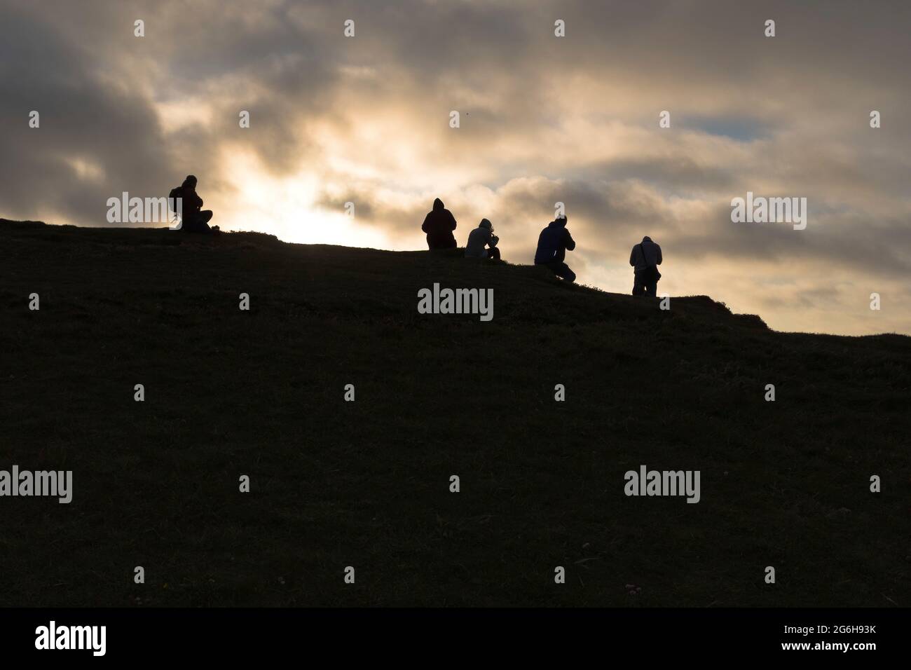 dh  BIRSAY ORKNEY People on seacliff Orca watching and photographing Killer whales Orcas watchers scotland whale uk Stock Photo