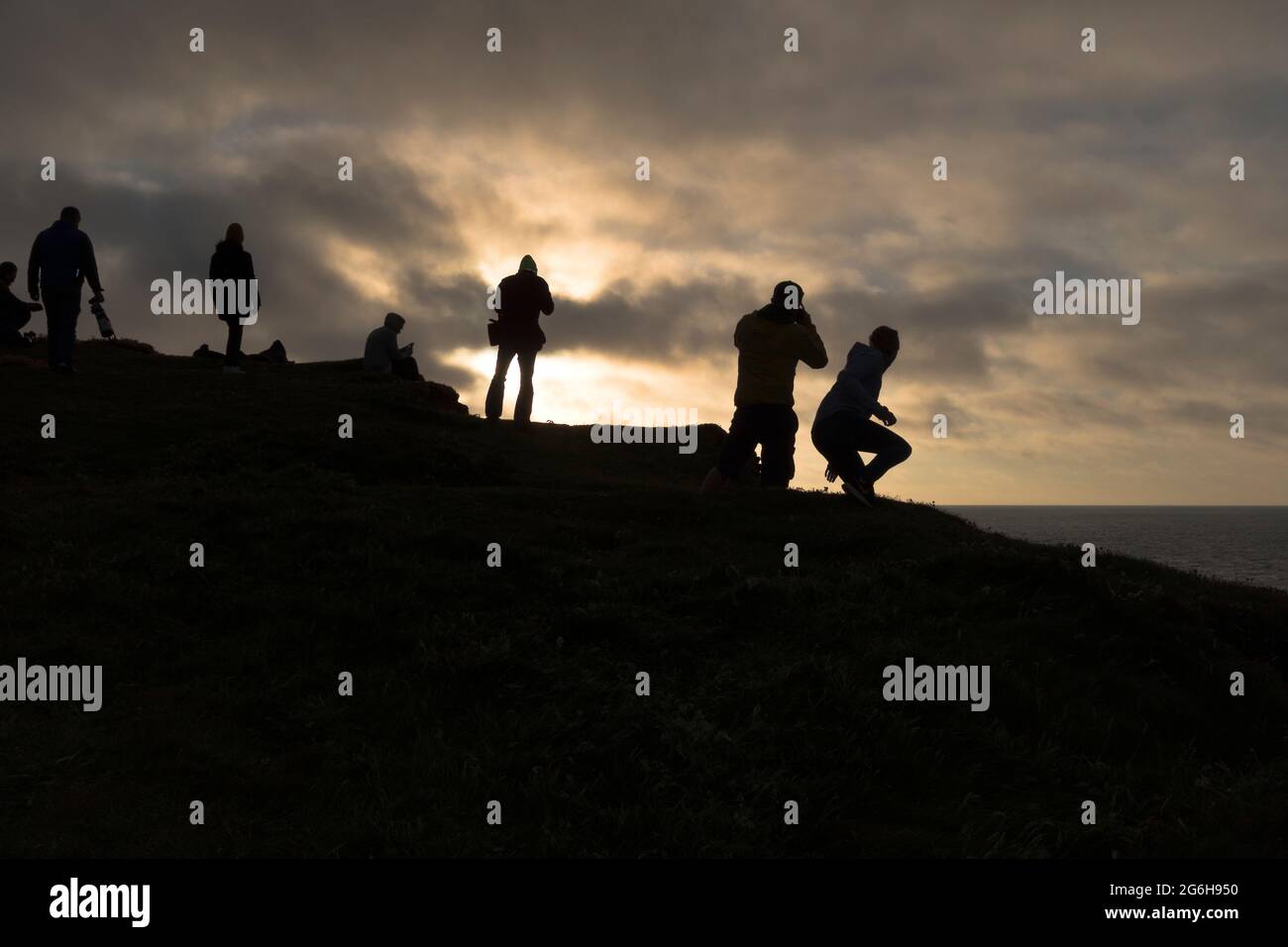 dh  BIRSAY ORKNEY People on seacliff Orca watching and photographing Killer whales Orcas watchers cliffs whale uk Stock Photo