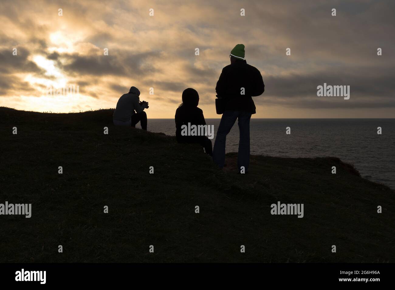 dh  BIRSAY ORKNEY People on seacliff Orca watching and photographing Killer whales Orcas watchers whale uk sea cliff scotland Stock Photo