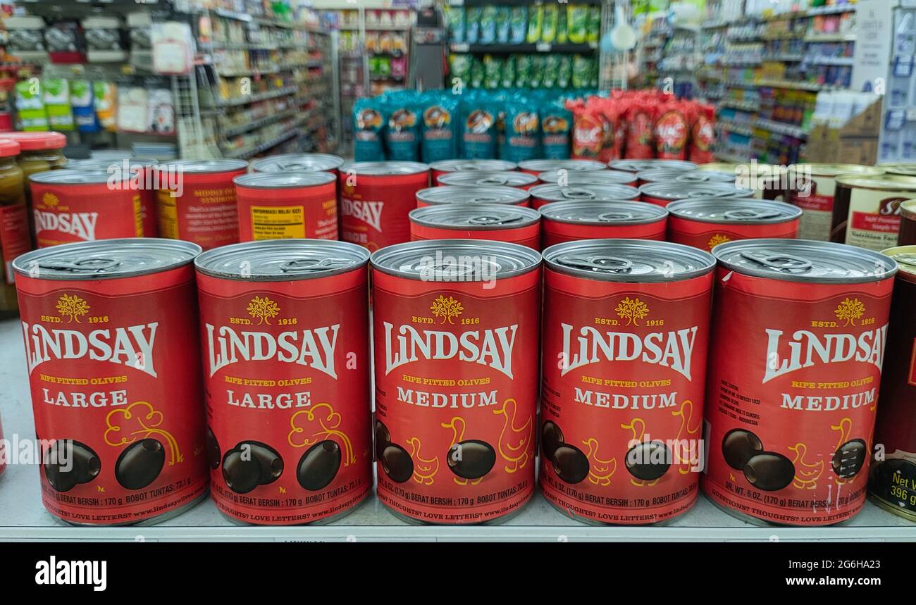 Grocery store shelves asia hires stock photography and images Alamy