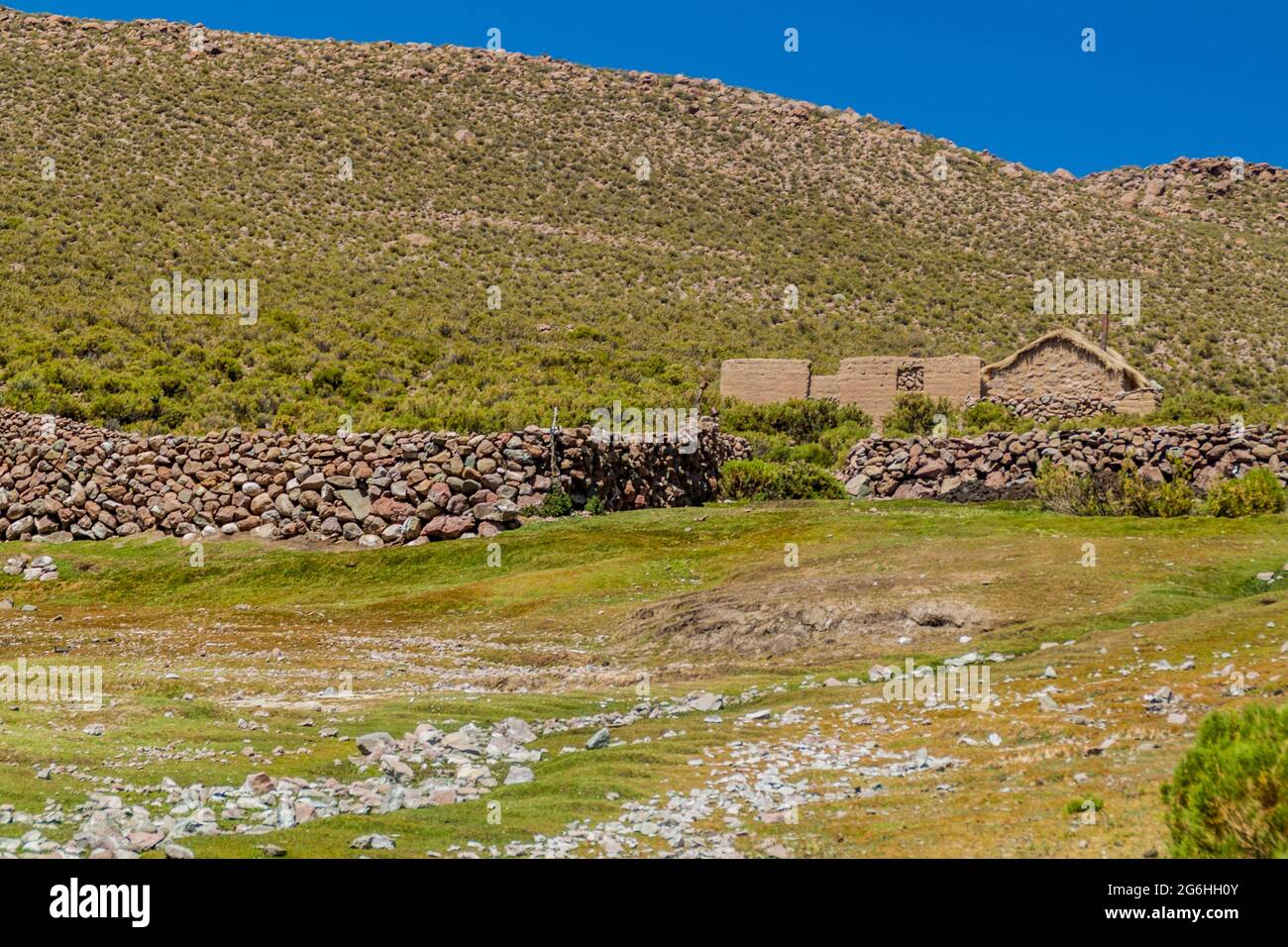Adobe house in the wilderness of bolivian Altiplano Stock Photo