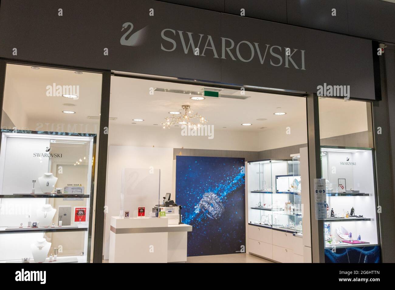 Bordeaux , Aquitaine France - 01 10 2021 : swarovski logo brand and text  sign front of store Austrian producer of jewelry luxury cut lead glass  cryst Stock Photo - Alamy