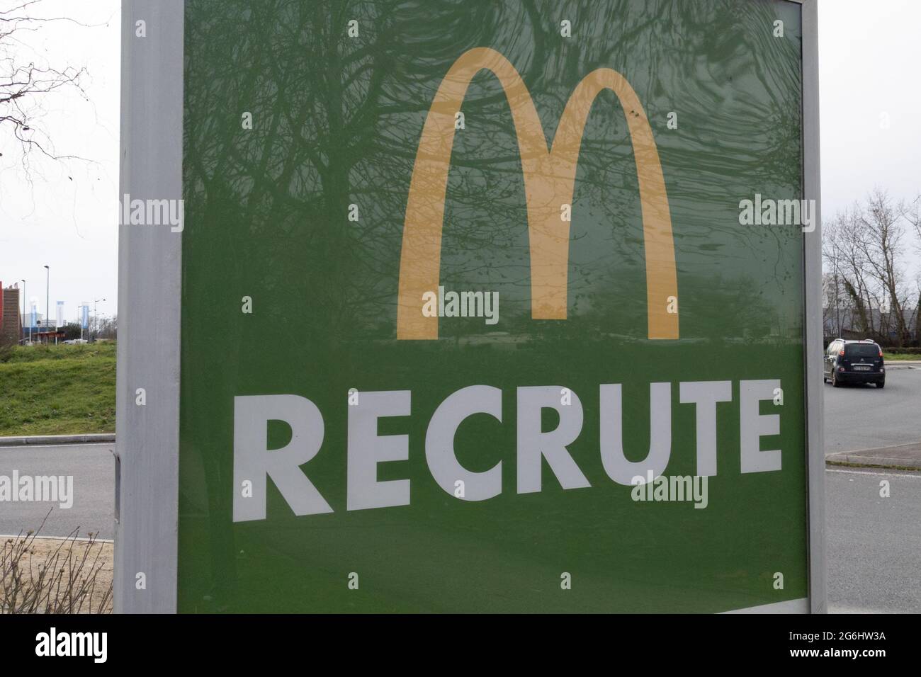 Bordeaux Aquitaine France 01 10 21 Mcdonald Recrute Text Means Restaurant Recruit Sign Logo Of American Fast Food Company Stock Photo Alamy