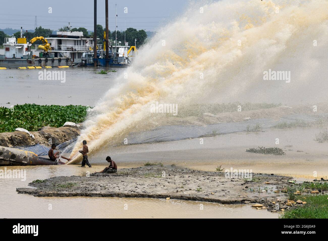 Kids are seen playing beside the Turag River during a countrywide lockdown in Dhaka. (Photo by Piyas Biswas / SOPA Images/Sipa USA) Stock Photo
