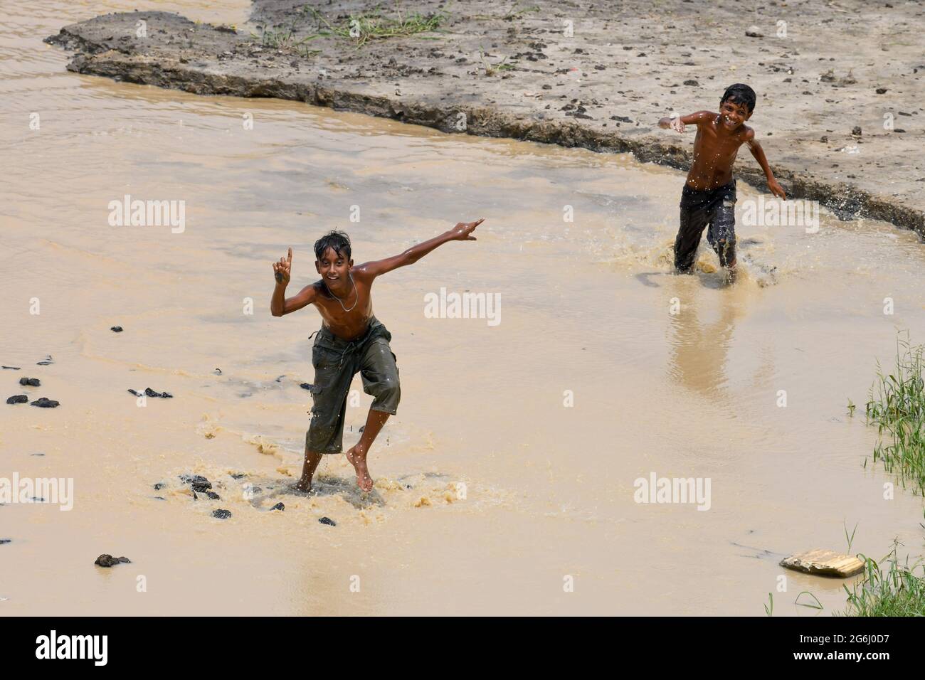 Kids are seen playing beside the Turag River during a countrywide lockdown in Dhaka. (Photo by Piyas Biswas / SOPA Images/Sipa USA) Stock Photo