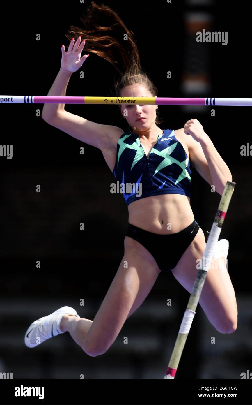Polina Knoroz RUS Wins The Women s Pole Vault At 15 5 1 2 4 71m At
