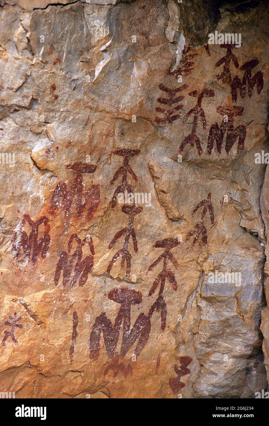 Spain, Castile-La Mancha, Ciudad Real province, Fuencaliente. Peña Escrita prehistoric Cave. Prehistory. Neolithic (from the 3rd millennium BC to the Late Bronze Age). Schematic cave paintings with symbols, some human figures and scenes of a ritual dance. They were discovered in 1783. Stock Photo