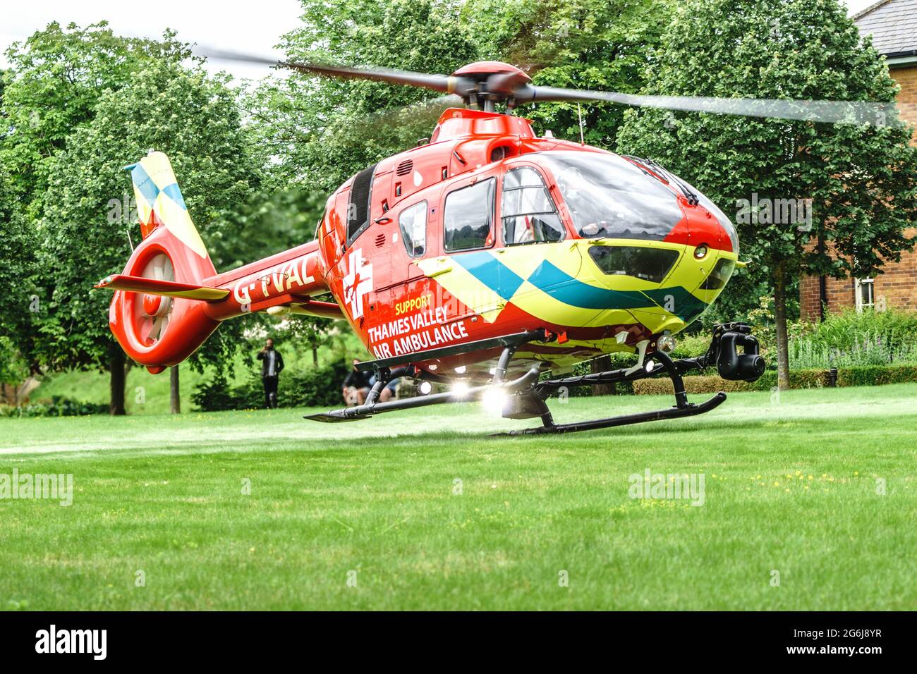Thames Valley Air Ambulance crew called to a housing development to stabilise and transport a patient to hospital Stock Photo