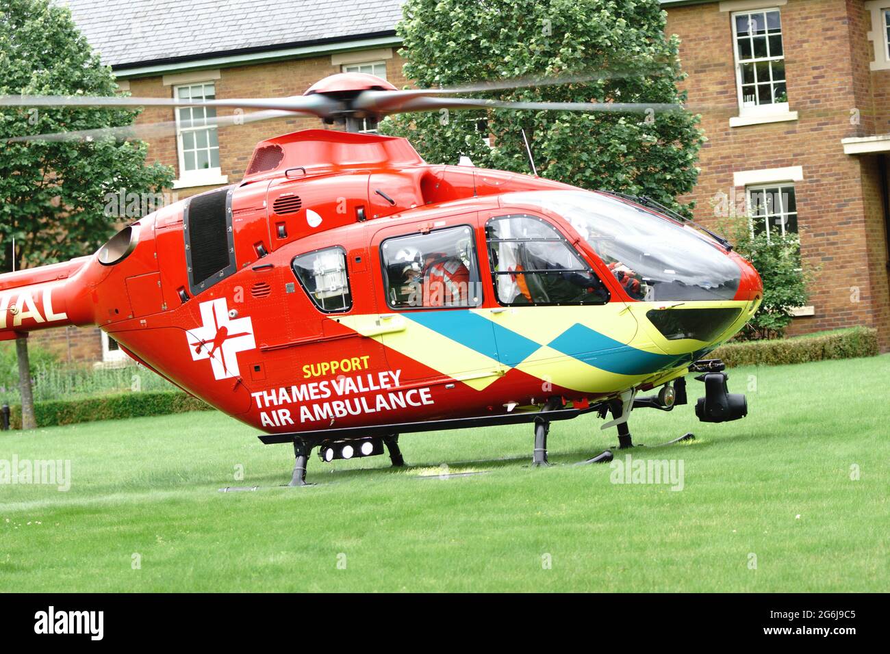 Thames Valley Air Ambulance crew called to a housing development to stabilise and transport a patient to hospital Stock Photo